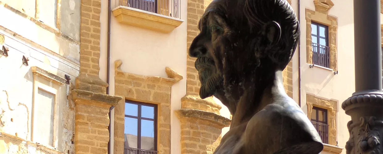 destinazioni_pirandello_0004_statua pirandello.jpg