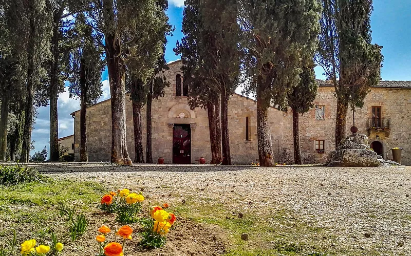 Fede e silenzio tra i cipressi, la Pieve di Cèllole