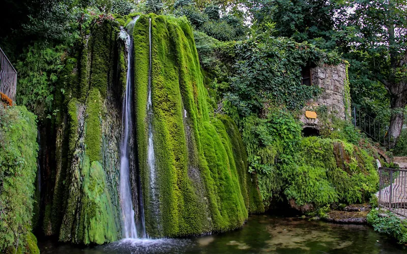 Sadali, un villaggio con una cascata che lo attraversa 