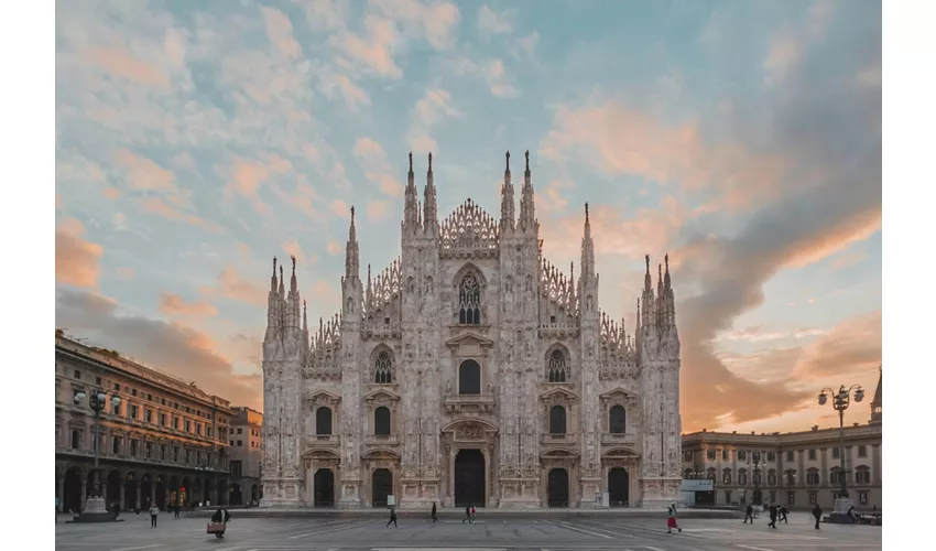 Milano: Tour notturno in autobus scoperto + guida audio