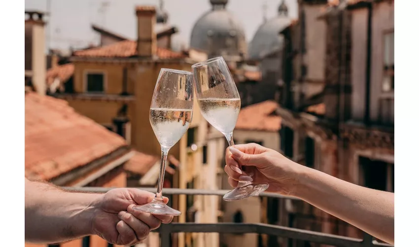 Venice: Guided Rooftops Tour + Prosecco Tasting