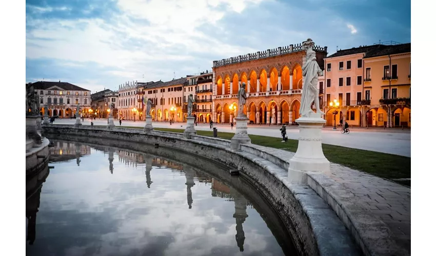 Padua: Guided Tour + Train Transfers from Venice + Botanical Garden Entry