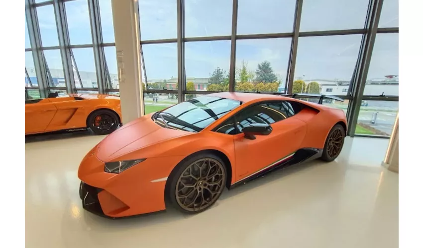 Bolonia: Visita guiada al Museo Lamborghini + Entrada