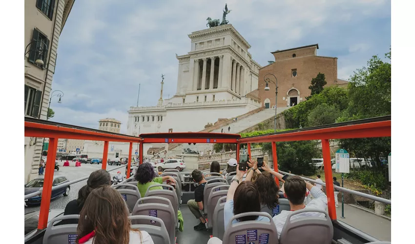Roma: Autobús Hop-on Hop-off + Traslados desde Civitavecchia