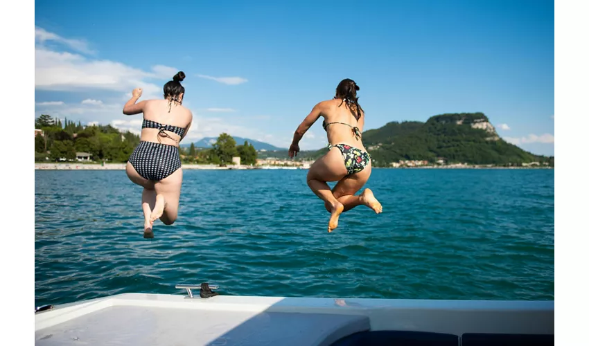 Lago de Garda: Excursión de 4 horas en barco con los Castillos Escalígeros + Cata de Vinos desde Sirmione