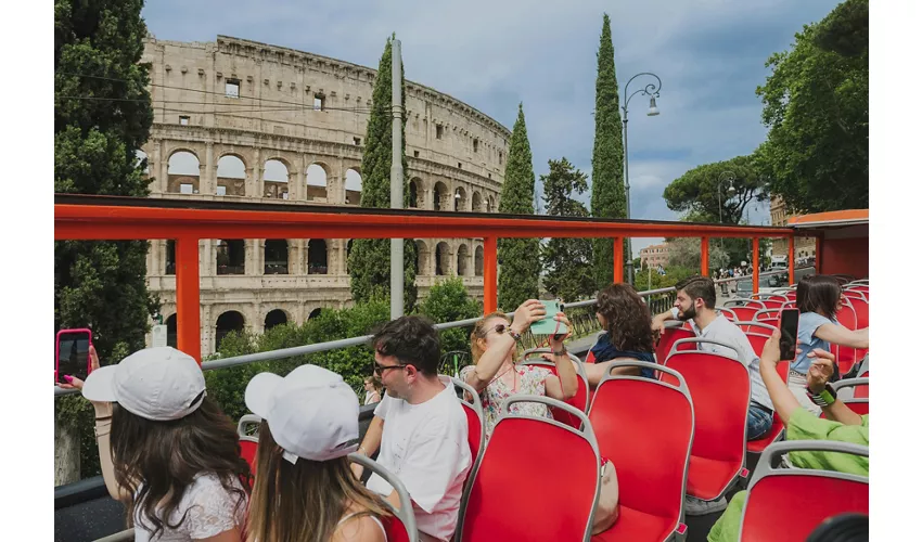 Roma: Autobús Hop-on Hop-off + Traslados desde Civitavecchia