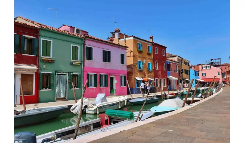 Murano y Burano: Excursión en barco + Demostración de soplado de vidrio desde la estación de tren