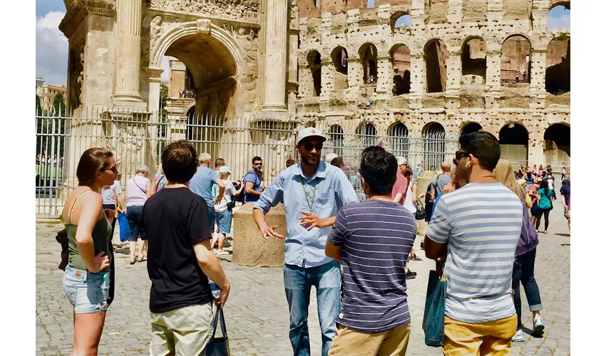 Coliseo, Arena, Foro Romano y monte Palatino + Tour guiado en grupo pequeño