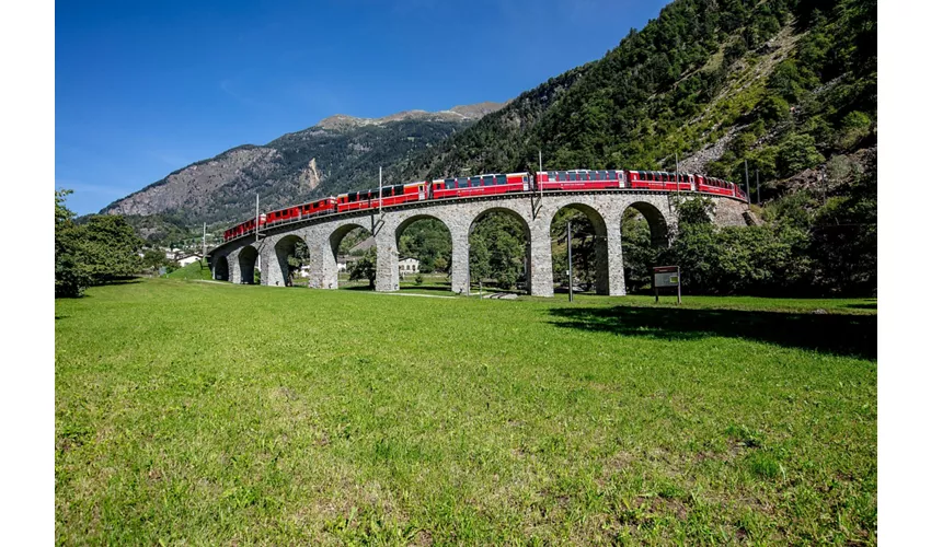 Tren Rojo Bernina y Tren de los Glaciares: Excursión de un día desde Milán