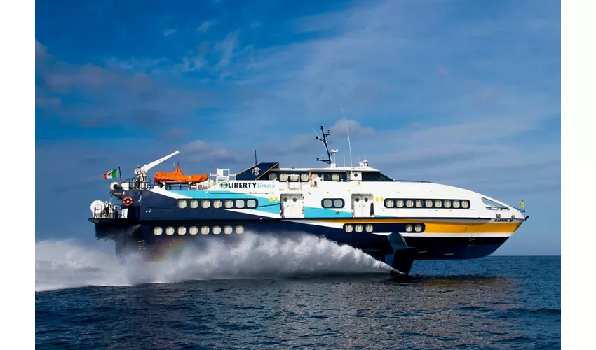 Isole Eolie: Trasferimento in traghetto di sola andata da Milazzo a Lipari