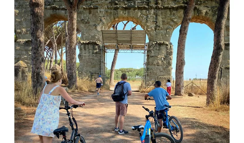 Via Appia: Tour in E-Bike fuori dai sentieri battuti + Catacombe + Cibo