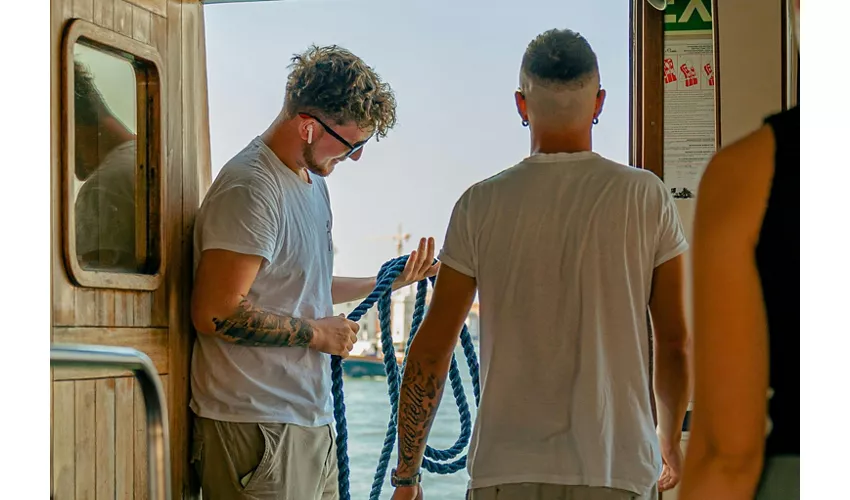 Murano und Burano: Bootstour + Glasbläserdemo vom Bahnhof aus