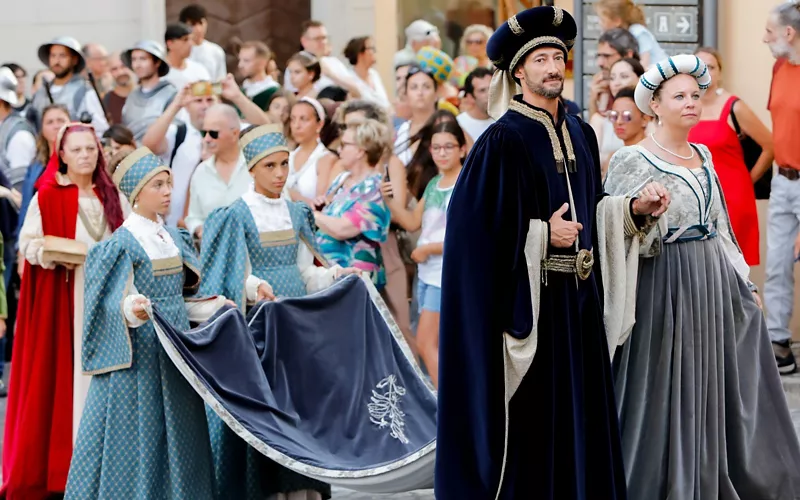 Offagna: gli abiti del Quattrocento tra i rioni del borgo 