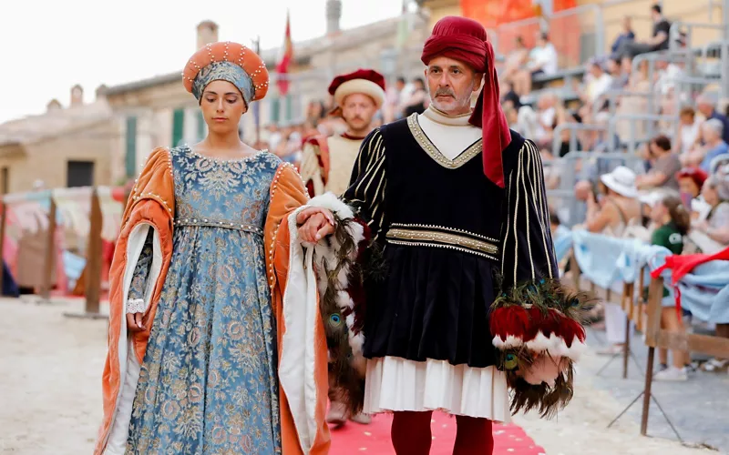 Offagna: gli abiti del Quattrocento tra i rioni del borgo 