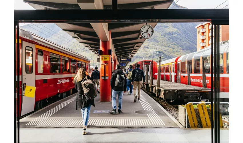 Comer See & St. Moritz: Tagestour ab Mailand + Fahrt mit der roten Bernina-Bahn & Bootstouren