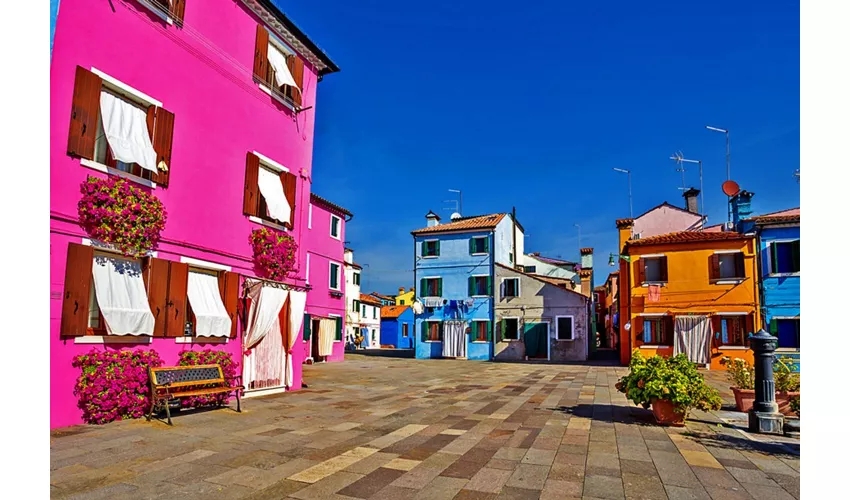 Murano y Burano: Visita guiada con soplado de vidrio y fabricación de encajes + Excursión en barco