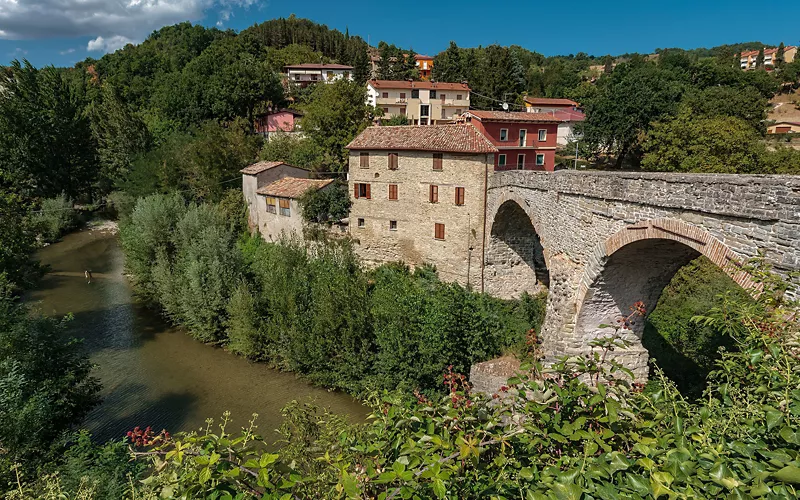 Marche: Mercatello sul Metauro, il castello e la Gola del Furlo