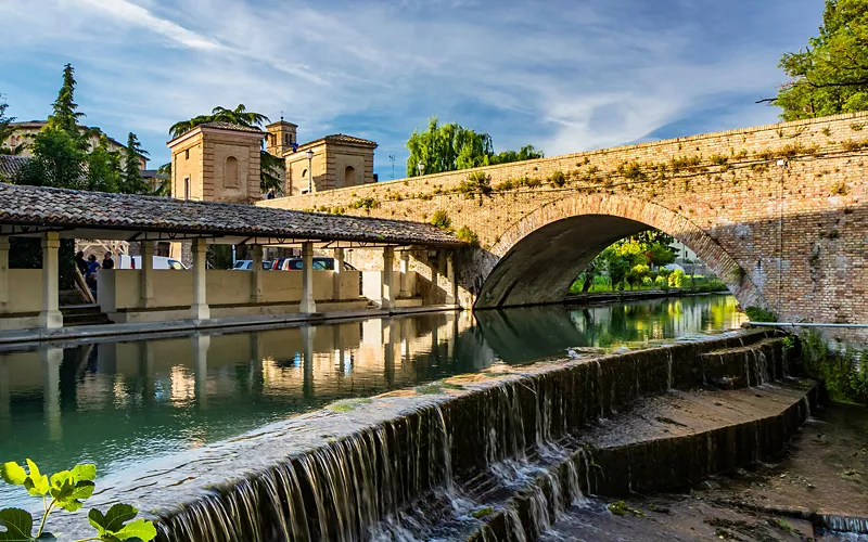 Umbria: Le acque di Bevagna e la piazza senza prospettiva