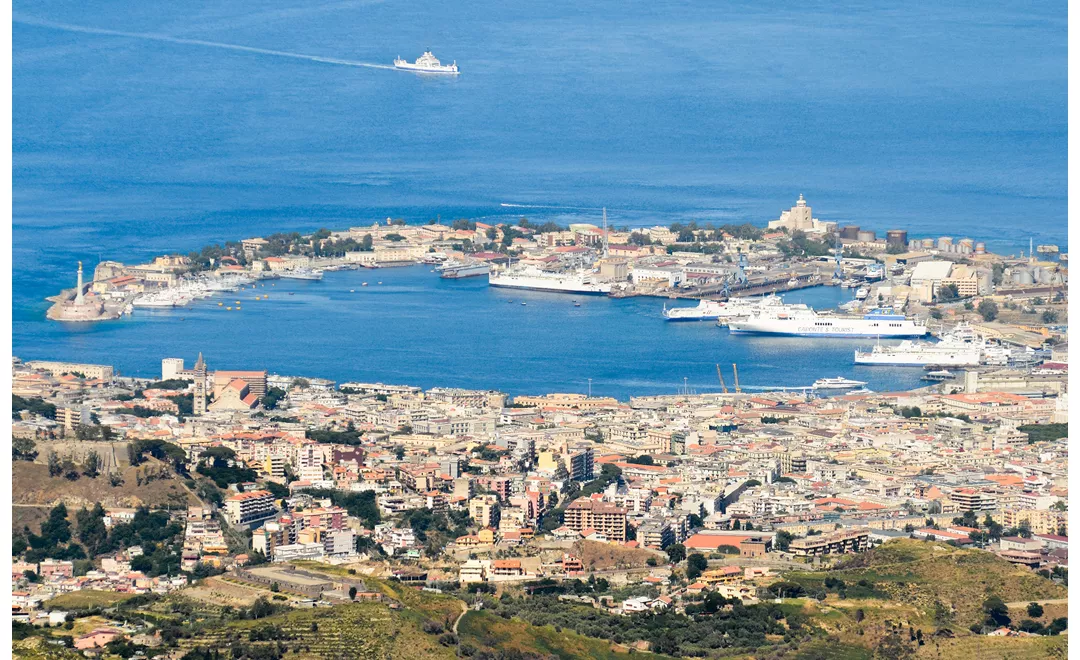 Veduta panoramica della città di Messina, sullo Stretto che separa la Sicilia dalla Calabria