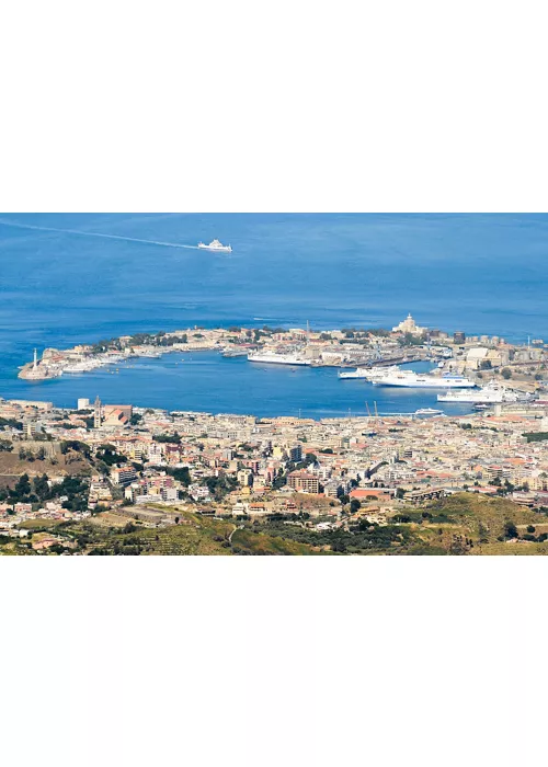 Veduta panoramica della città di Messina, sullo Stretto che separa la Sicilia dalla Calabria