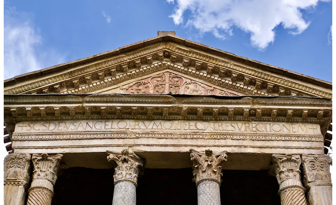 Il frontone del tempietto sul Clitunno a Pissignano, frazione di Campello sul Clitunno