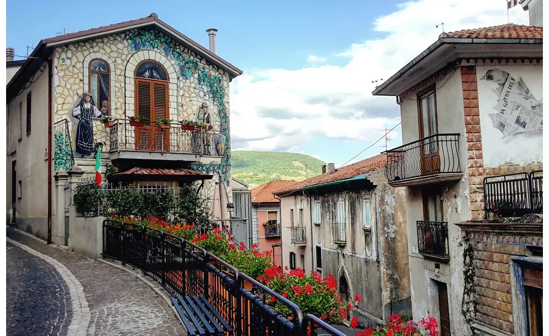 Murales per le vie di Sant’Angelo Le Fratte, in Basilicata