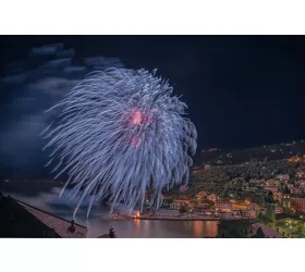 Fuoco sul mare a Recco