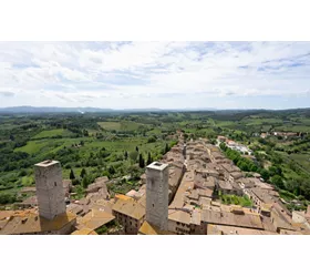 Três igrejas antigas na paisagem encantada de San Gimignano