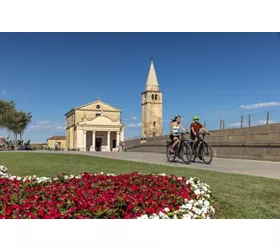 Di là dal fiume e tra gli alberi