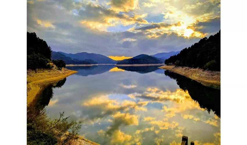 Lago Ampollino: un angolo di natura nel cuore della Sila