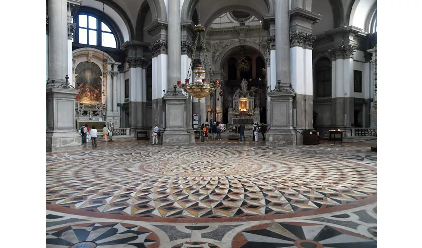 interno-della-basilica-della-madonna-della-salute-venezia-veneto.jpg