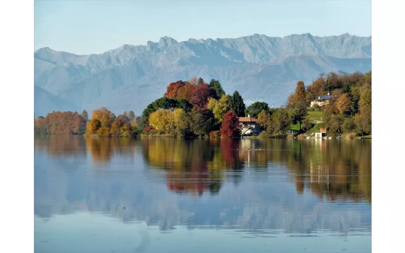 Lago di Monate: acqua cristallina e relax