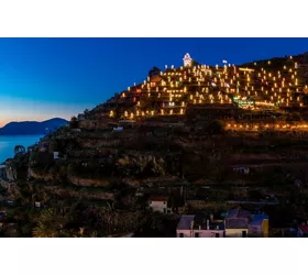 Natale a Manarola: il presepe che abbraccia il cielo e il mare