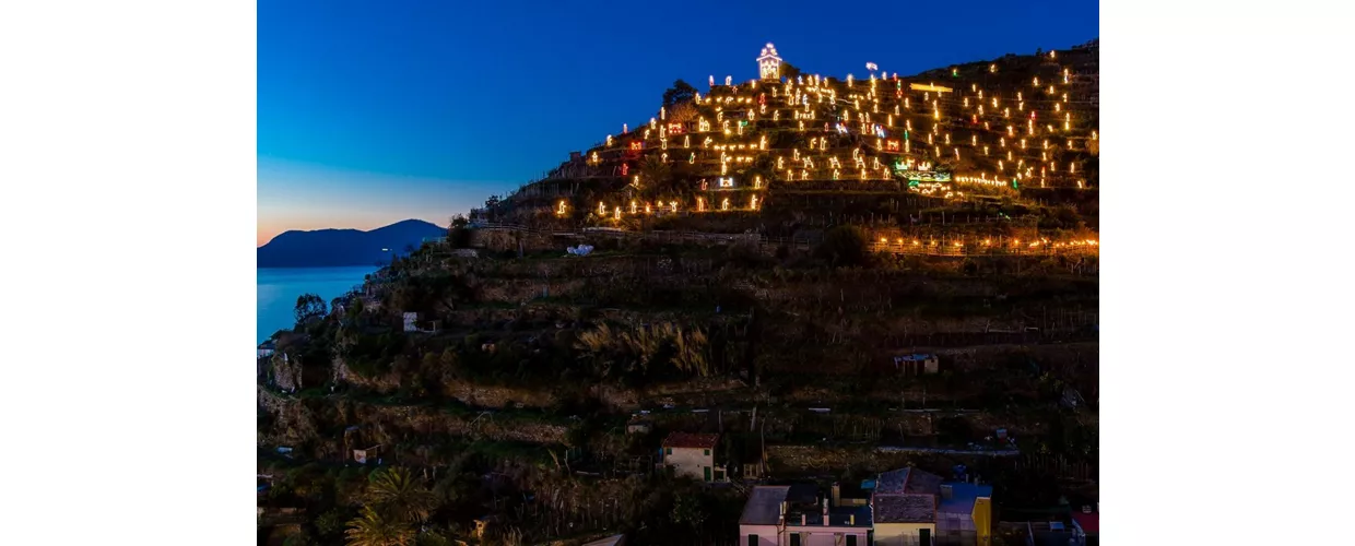 Natale a Manarola: il presepe che abbraccia il cielo e il mare