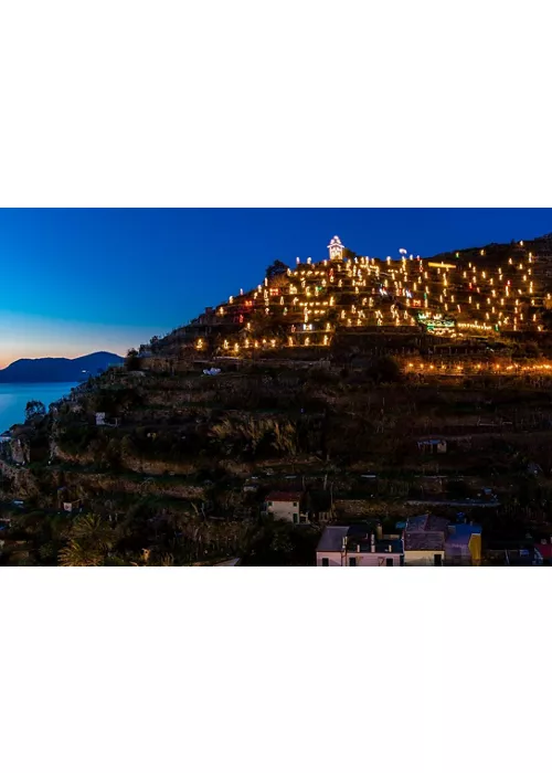 Natale a Manarola: il presepe che abbraccia il cielo e il mare