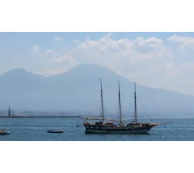 Napoli tra le onde: un viaggio su un galeone nel cuore del Mediterraneo