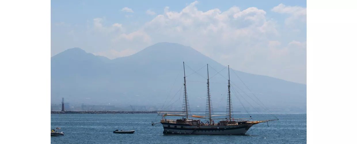 Napoli tra le onde: un viaggio su un galeone nel cuore del Mediterraneo