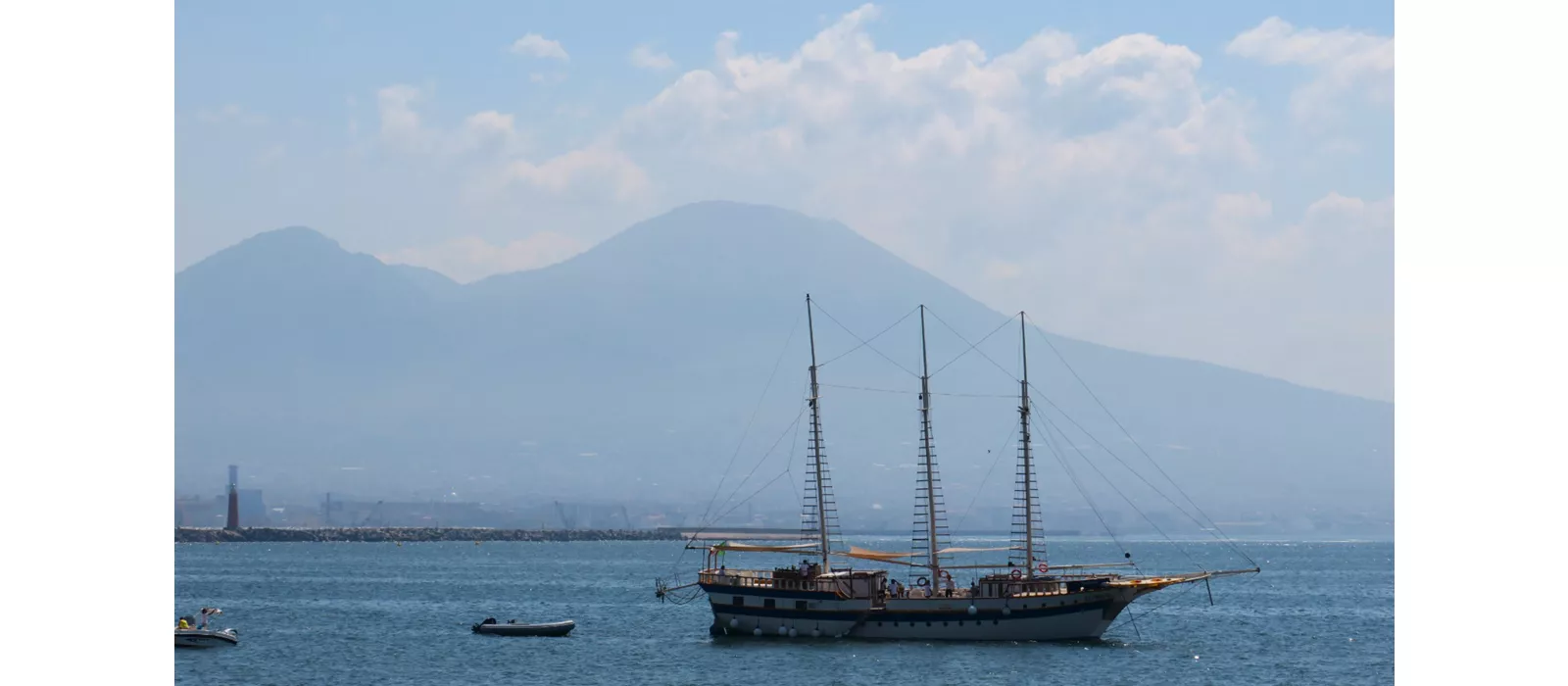 Napoli tra le onde: un viaggio su un galeone nel cuore del Mediterraneo