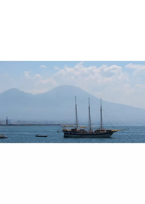 Napoli tra le onde: un viaggio su un galeone nel cuore del Mediterraneo