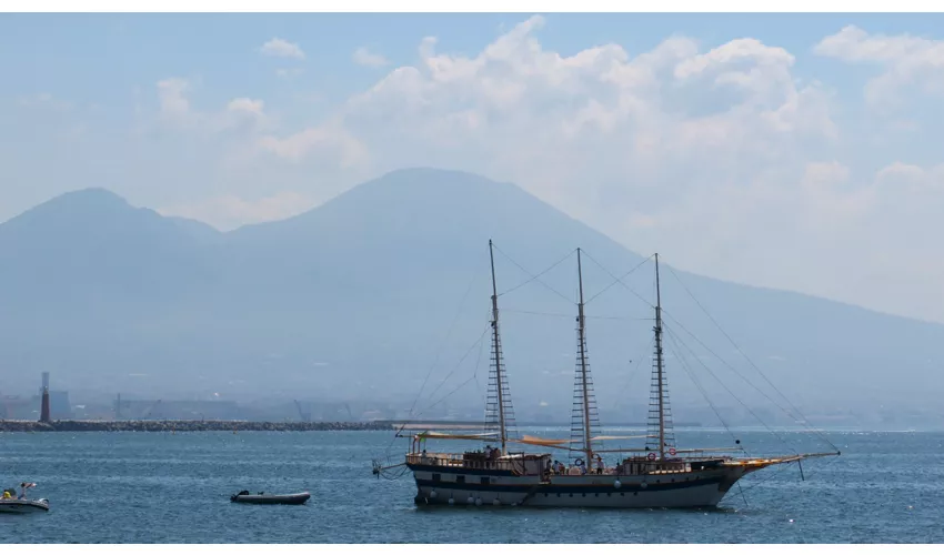 Napoli tra le onde: un viaggio su un galeone nel cuore del Mediterraneo