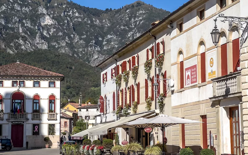 Cison di Valmarino - Castelo no topo da colina, cidade nobre e paisagem montanhosa
