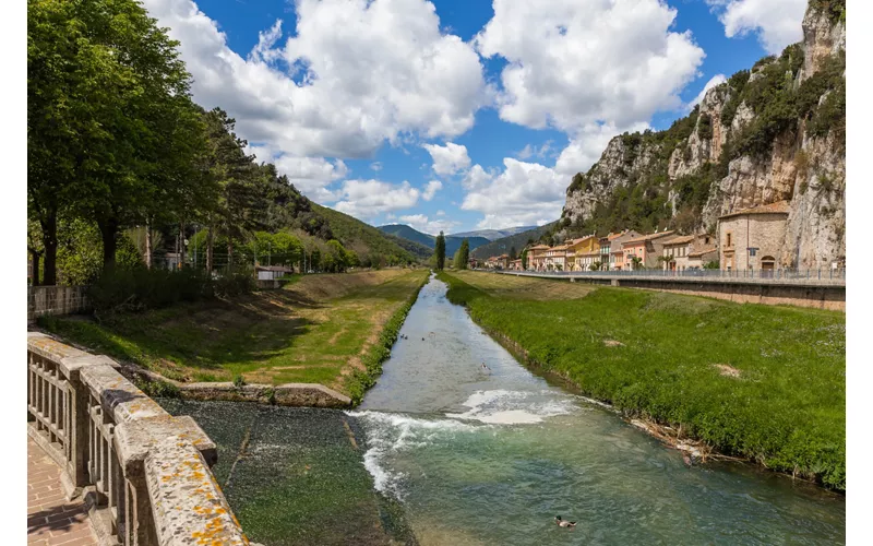 Pioraco, affacci discreti tra acqua e roccia