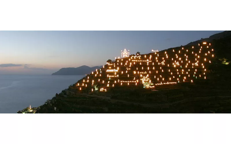 Manarola, 10 mil lâmpadas iluminam as 5 Terre