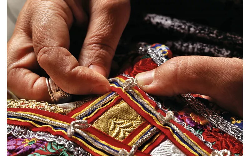 Gli abiti tradizionali: colori, tessuti e identità locali