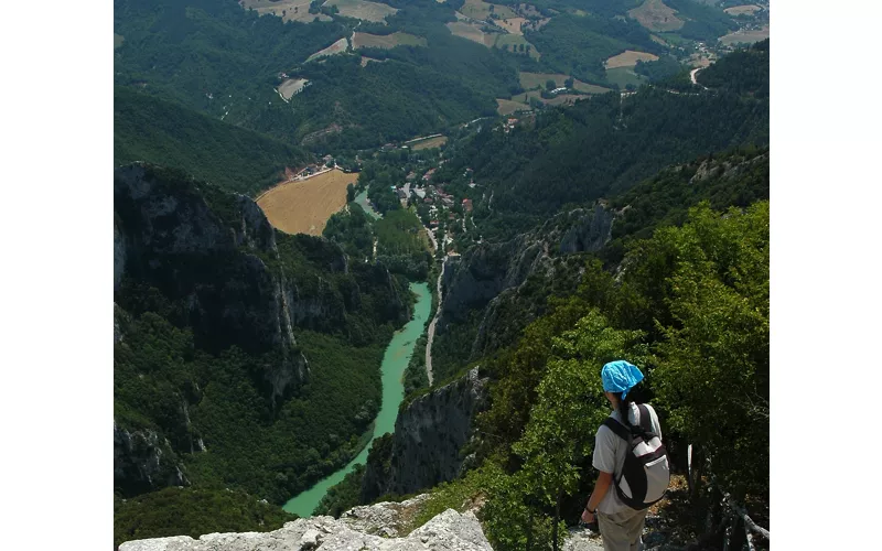 La terrazza del Furlo, sospesa sulla gola