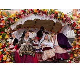 Traditionelle Kleidung und Schmuck aus Sardinien: Identität, Tradition und zeitlose Kunst