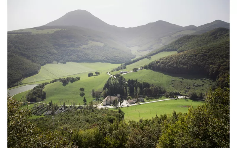 Vers Poggio San Romualdo : un voyage panoramique entre villages et collines