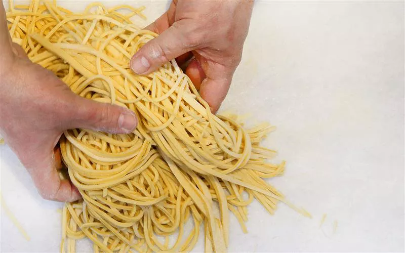 Storia dei maccheroni alla chitarra e altre meraviglie dell’Abruzzo a tavola