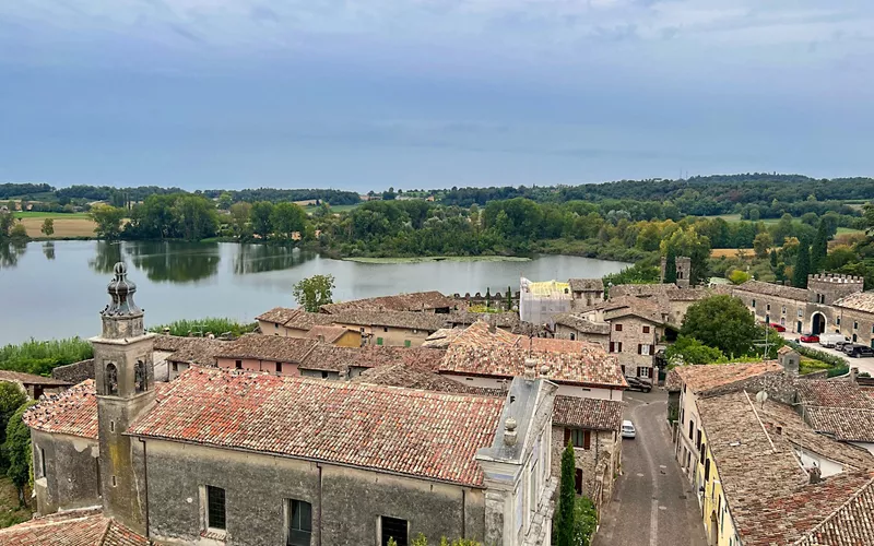 Castellaro Lagusello: natura, fascino e un lago a forma di cuore