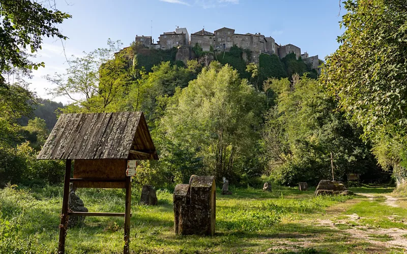 Vitorchiano, ein Dorf aus Vulkangestein, umgeben von Skulpturen